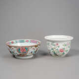 'Famille rose'-Bowlenschüssel aus Porzellan und floral dekorierter Cachepot - Foto 1