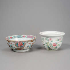 'Famille rose'-Bowlenschüssel aus Porzellan und floral dekorierter Cachepot