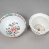 'Famille rose'-Bowlenschüssel aus Porzellan und floral dekorierter Cachepot - Foto 2
