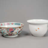 'Famille rose'-Bowlenschüssel aus Porzellan und floral dekorierter Cachepot - Foto 3