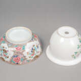 'Famille rose'-Bowlenschüssel aus Porzellan und floral dekorierter Cachepot - Foto 4