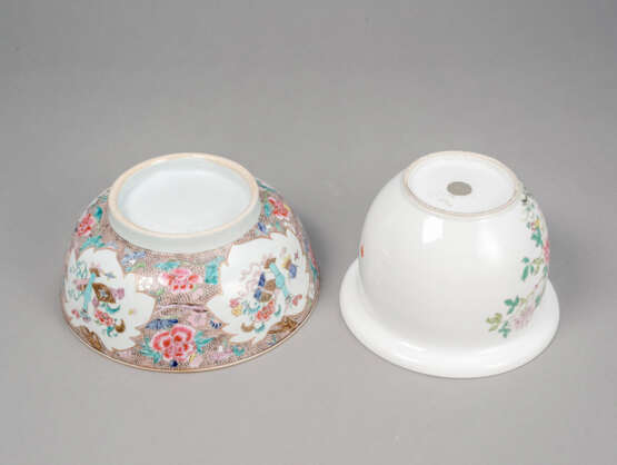'Famille rose'-Bowlenschüssel aus Porzellan und floral dekorierter Cachepot - Foto 4