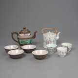 Yixing-Teekanne mit vier Schalen, eine 'Famille rose'-Teekanne und drei Schalen - Foto 1