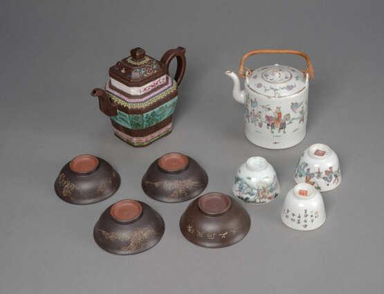 Yixing-Teekanne mit vier Schalen, eine 'Famille rose'-Teekanne und drei Schalen - photo 2