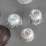 Yixing-Teekanne mit vier Schalen, eine 'Famille rose'-Teekanne und drei Schalen - фото 3