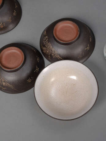 Yixing-Teekanne mit vier Schalen, eine 'Famille rose'-Teekanne und drei Schalen - Foto 4
