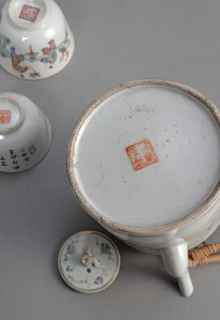 Yixing-Teekanne mit vier Schalen, eine 'Famille rose'-Teekanne und drei Schalen - photo 6