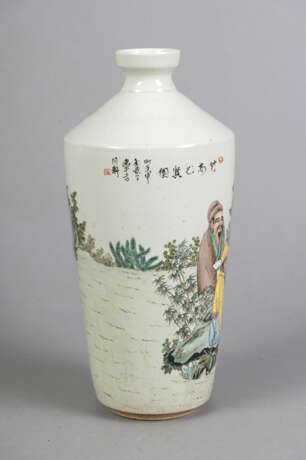 Große polychrom bemalte Porzellanvase mit Darstellung der "Sieben Weisen des Bambushains" - фото 2