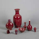 Konvolut rot-glasiertes Porzellan, teils lavendelblau gefleckt: sieben Vasen und eine Schale - фото 2