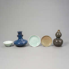 Konvolut monochromes Porzellan: zwei Vasen, zwei Untertassen, eine Schale