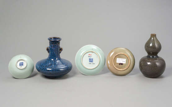 Konvolut monochromes Porzellan: zwei Vasen, zwei Untertassen, eine Schale - photo 2