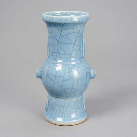 'Gu'-förmige Vase aus Porzellan mit blauer kraquellierter Glasur - photo 1