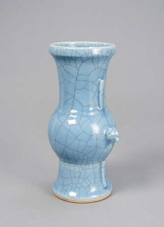 'Gu'-förmige Vase aus Porzellan mit blauer kraquellierter Glasur - photo 3