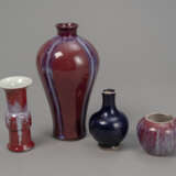 Zwei Flambé-Vasen, ein Flambé-Pinselwascher und eine kleine blaue Flaschenvase aus Porzellan - photo 1