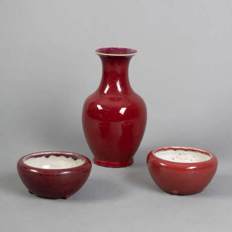 Vase in zun-Form und zwei Pinselwascher in Ochsenblutrot - Foto 1