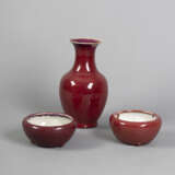 Vase in zun-Form und zwei Pinselwascher in Ochsenblutrot - фото 2