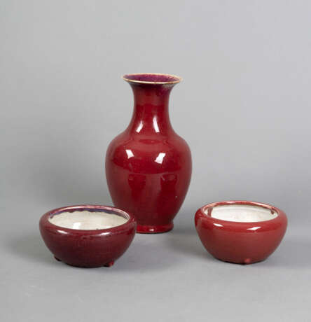 Vase in zun-Form und zwei Pinselwascher in Ochsenblutrot - photo 2