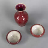 Vase in zun-Form und zwei Pinselwascher in Ochsenblutrot - photo 3