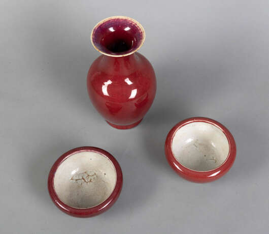 Vase in zun-Form und zwei Pinselwascher in Ochsenblutrot - photo 3