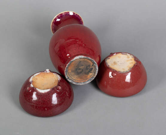 Vase in zun-Form und zwei Pinselwascher in Ochsenblutrot - photo 4