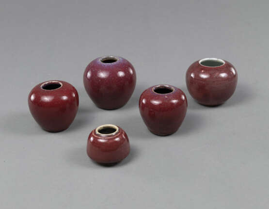 Fünf kleine kugelige Pinselwascher aus Porzellan, bedeckt mit ochsenblutroter Glasur - фото 1