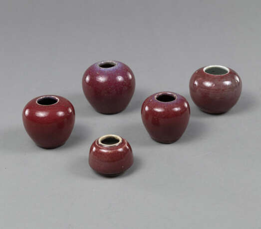 Fünf kleine kugelige Pinselwascher aus Porzellan, bedeckt mit ochsenblutroter Glasur - Foto 2