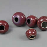 Fünf kleine kugelige Pinselwascher aus Porzellan, bedeckt mit ochsenblutroter Glasur - photo 3