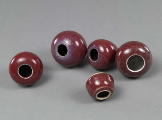 Fünf kleine kugelige Pinselwascher aus Porzellan, bedeckt mit ochsenblutroter Glasur - Foto 3