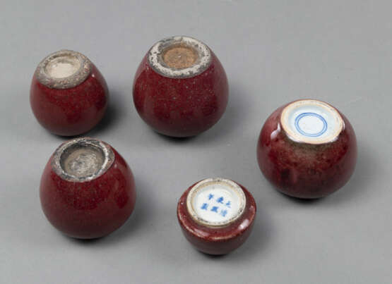 Fünf kleine kugelige Pinselwascher aus Porzellan, bedeckt mit ochsenblutroter Glasur - Foto 4