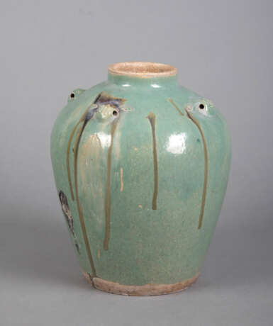 Mintgrün und partiell braun glasierter Keramik-Schultertopf mit vier Masken-Ösen - Foto 2