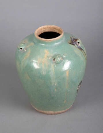Mintgrün und partiell braun glasierter Keramik-Schultertopf mit vier Masken-Ösen - Foto 3