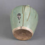 Mintgrün und partiell braun glasierter Keramik-Schultertopf mit vier Masken-Ösen - Foto 4