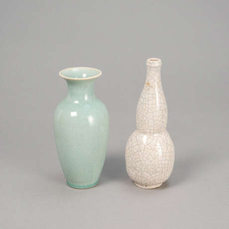 Zwei monochrome Vasen mit krakelierter Glasur - фото 1