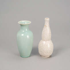 Zwei monochrome Vasen mit krakelierter Glasur