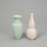Zwei monochrome Vasen mit krakelierter Glasur - photo 2