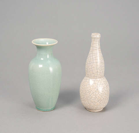 Zwei monochrome Vasen mit krakelierter Glasur - Foto 3