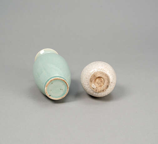 Zwei monochrome Vasen mit krakelierter Glasur - Foto 4