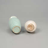 Zwei monochrome Vasen mit krakelierter Glasur - фото 4