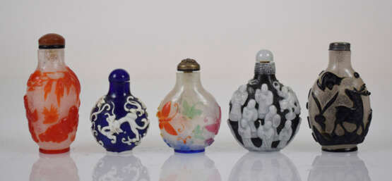 Fünf Snuffbottles aus Pekingglas mit Überfangdekor - Foto 2