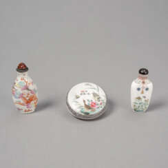 Zwei fein polychrom bemalte Porzellan-Snuffbottles mit Drachen- und 'Gu Yue Xuan'-Dekor sowie eine Siegellackdose mit Entenpärchen am Ufer in zarter Emailmalerei