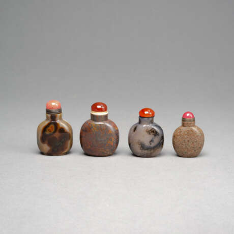 Vier Snuffbottles aus Achat und anderem Stein - фото 1
