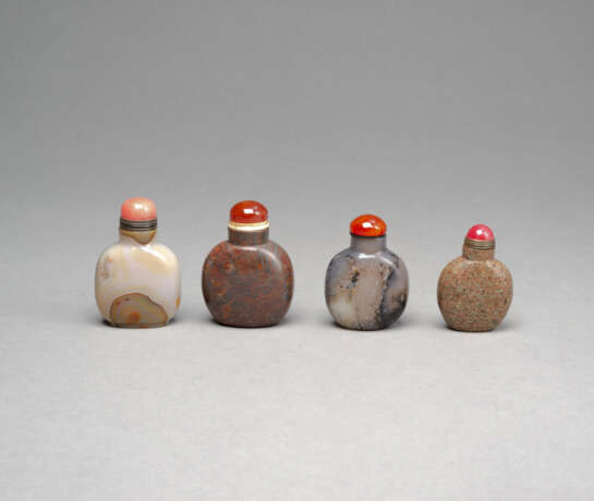 Vier Snuffbottles aus Achat und anderem Stein - photo 2