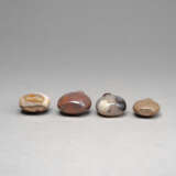 Vier Snuffbottles aus Achat und anderem Stein - photo 3