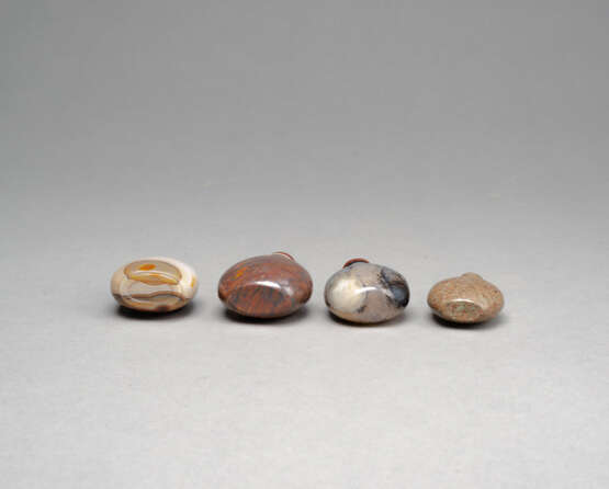 Vier Snuffbottles aus Achat und anderem Stein - фото 3