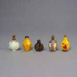 Fünf Snuffbottles aus Pekingglas, Jade u. a. - фото 1