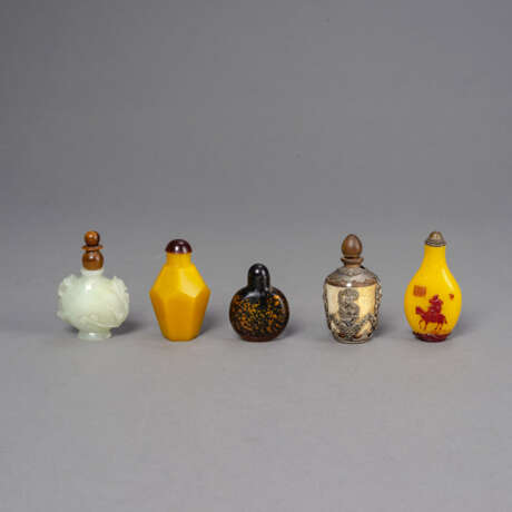 Fünf Snuffbottles aus Pekingglas, Jade u. a. - Foto 1