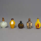 Fünf Snuffbottles aus Pekingglas, Jade u. a. - Foto 2