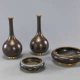 Gruppe von zwei Cloisonné-Vasen und zwei Schalen - фото 1