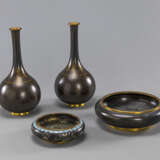 Gruppe von zwei Cloisonné-Vasen und zwei Schalen - photo 2