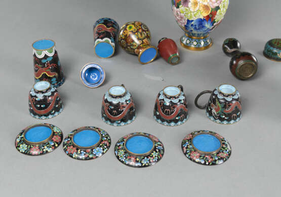 Fünf Vasen, ein Weihrauchbrenner, vier Tassen mit Untertassen und zwei Becher mit div. Cloisonné-Dekors - Foto 4